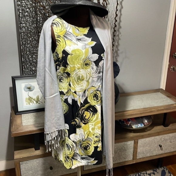 SPRING Dress - Picture 2 of 7